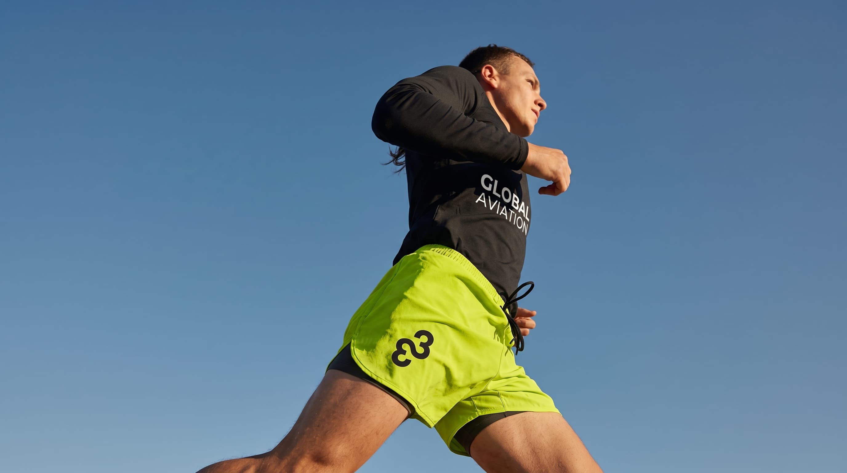 Atleta corriendo bajo el cielo
